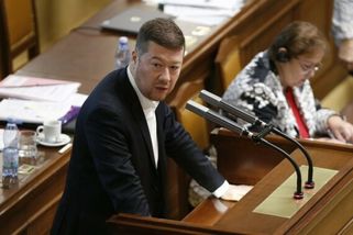 Pozor na zdravíčko. Tomio Okamura řečnil bez pauzy 11 hodin, trýznil sám sebe. Urologové poskytli vyjádření